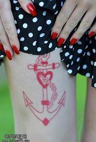 腿部漂亮的红色船锚纹身图案