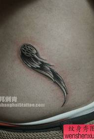un piccolo e bellissimo disegno del tatuaggio ad ala