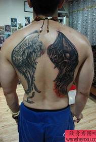 mężczyzna powrót przystojny wzór pół tatuaż anioł pół diabła skrzydła