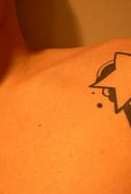 Schulter minimalistesch schwaarze Mound a Stäre Tattoo Biller