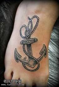 Modello del tatuaggio dell'ancora nero personalità sul collo del piede