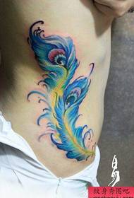 enhle okhalweni lwe-feather tattoo oludumile