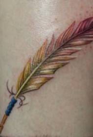 Cosce da ragazzo dipinte ad acquerello con disegni creativi di tatuaggi di piume letterarie
