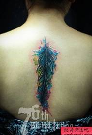 ເດັກຍິງກັບຄືນຮູບແບບ tattoo feather ທີ່ມີຄວາມນິຍົມທີ່ສວຍງາມ