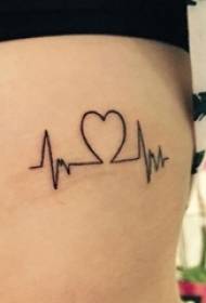 Vita laterale femminile su linea nera creativa foto letteraria del tatuaggio del tatuaggio cardiogramma
