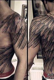 egy uralkodó, csinos, hátsó szárnyakkal tetoválás mintázat