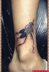 modèle de tatouage de plume fine populaire jambes de filles