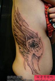 patró de tatuatge de les ales de la cintura del costat de la bellesa