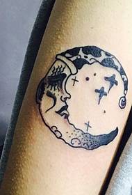 Tattoo i yjeve të vegjël i rrethuar nga një hënë e gjysmëhënës