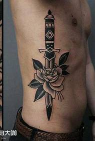 Motivo tatuaggio pugnale in vita