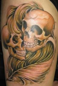 Piuma e due disegni del tatuaggio del cranio