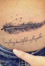 Красивая татуировка из свежих перьев на животе