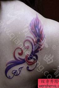 la ragazza ama il modello di tatuaggio piuma colore spalla