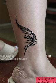 majhen in priljubljen vzorec tatoo črno in belo perje