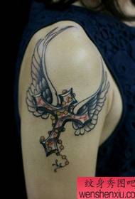 modèle de tatouage ailes bras croisés fille