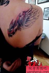 女生背部经典的机械翅膀纹身图案