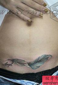 ženské brucho klasický populárny tetovací vzor peria