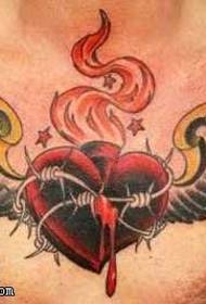 胸部个性的爱心纹身图案