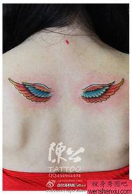 le ragazze tornano piccole Modello bellissimo tatuaggio ali