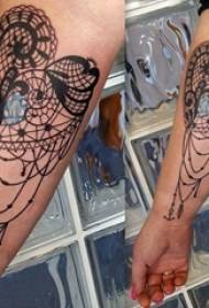 Brazo de niña en dibujo de línea negra hermosa imagen de tatuaje de corazón de elemento de encaje