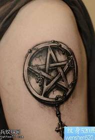 Amaphethini we-Arm pentagram tattoo
