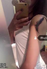 Talagsaon nga tattoo sa balahibo sa abaga