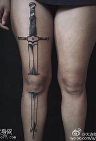 Modello tatuaggio pugnale gamba