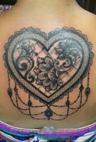 Dziewczyna z powrotem czarny szkic kreatywny element koronki tatuaż serce obraz