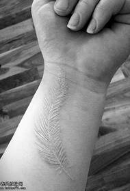 Modello di tatuaggio invisibile con piuma di braccio