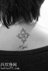 Goed uitziende totem love tattoo op de rug