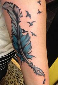rankos gražus plunksnos rašiklio tatuiruotės raštas