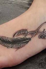 Uzorak svježeg perja tetovaža na nogama