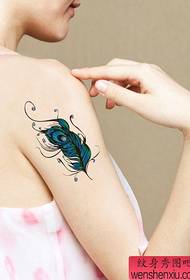 ПС-девојките рака убава шема на тетоважа со пердуви