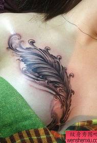 krása hrudníka krásne populárne tetovanie peria
