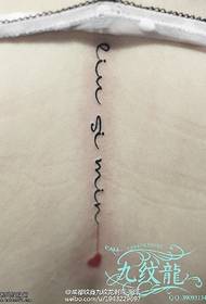 Tatuaje de amor na columna vertebral