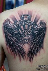 lalaki balikat angel wing pattern ng tattoo