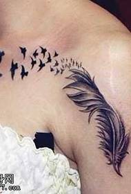 Modello tatuaggio piuma