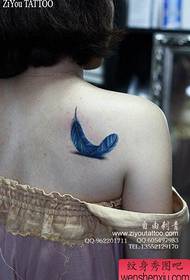 ragazze spalle belle e belle Motivo tatuaggio piuma colorata