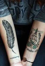 Braso mahusay na naghahanap ng feather malaking pattern ng tattoo ng barko