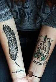 Braccio bello modello di tatuaggio di grande nave piuma