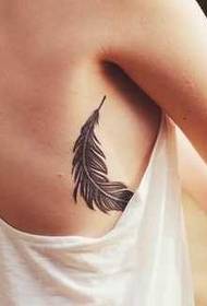 costelas femininas elegante tatuaxe de plumas frescas