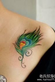 ຮູບແບບ tattoo feather ຂອງບ່າຂອງເດັກຍິງ