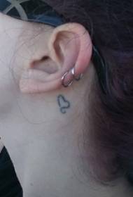 Nenas detrás das liñas negras do oído en forma de corazón pequenas imaxes de tatuaxes literarias