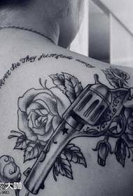 Motivo tatuaggio pistola posteriore