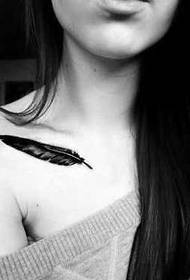 Clavícula patrón de tatuaxe de plumas bonitas