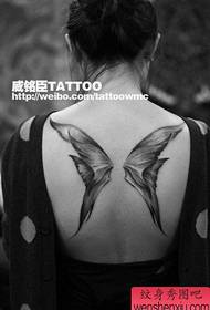 ເດັກຍິງກັບຄືນໄປບ່ອນຮູບແບບຈິງ butterfly ປີກຮູບແບບ tattoo