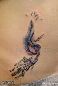 Piękny tatuaż z piór na plecach