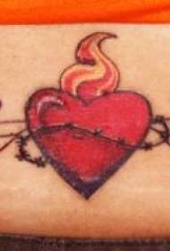 Pasni barvni vzorec s pekočimi slikami srčnih tetovaž
