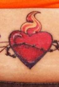 Kulay ng payat na pattern na may nasusunog na mga larawan sa tattoo ng puso