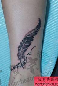 τα πόδια του κοριτσιού δημοφιλή όμορφα μοτίβα τατουάζ φτερό